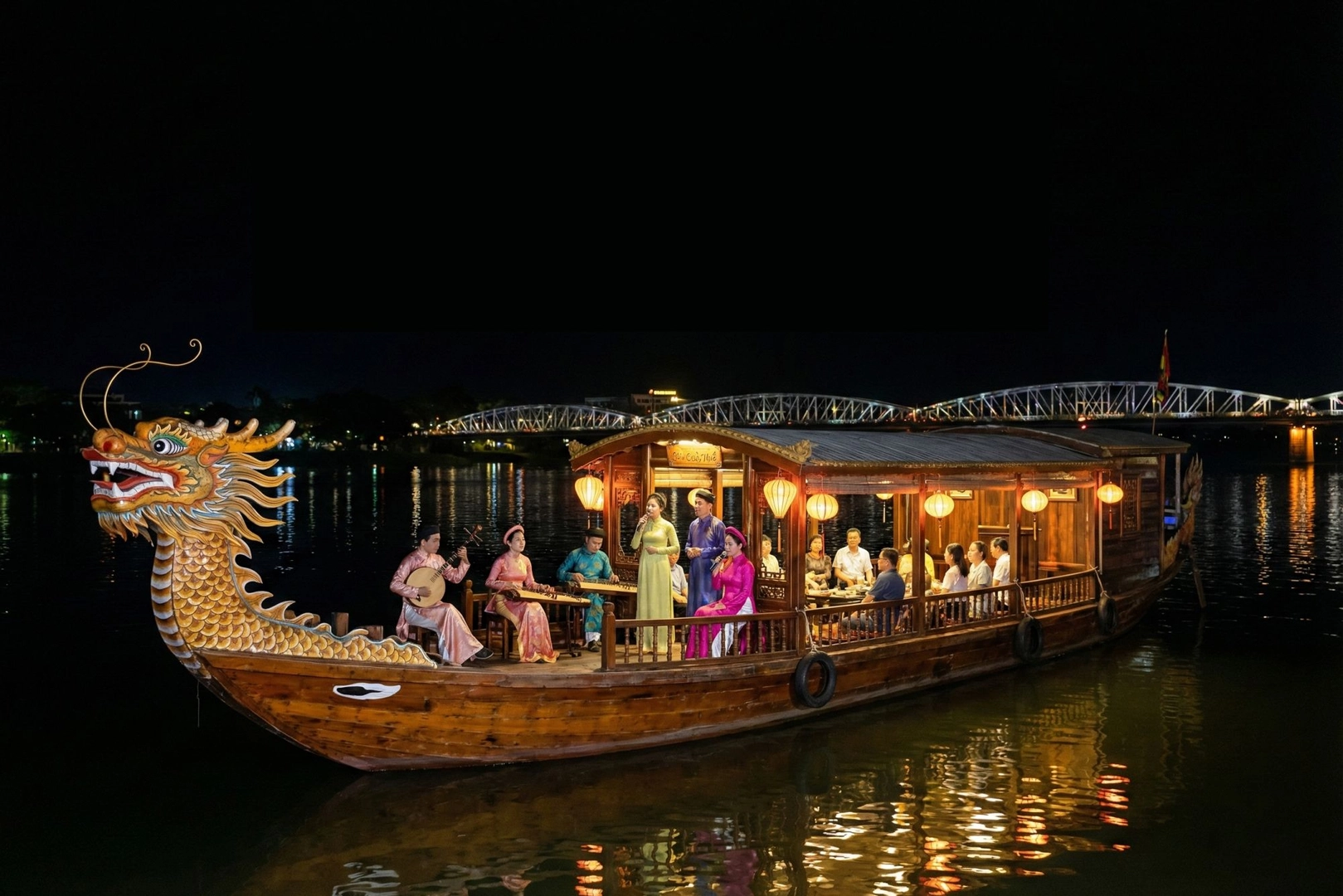 Ca Huế trên sông Hương