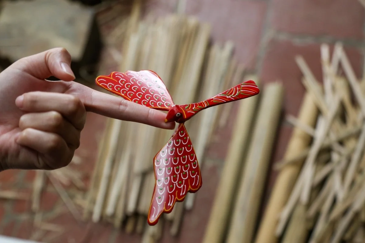 Làm chuồn chuồn tre tại làng Thạch Xá