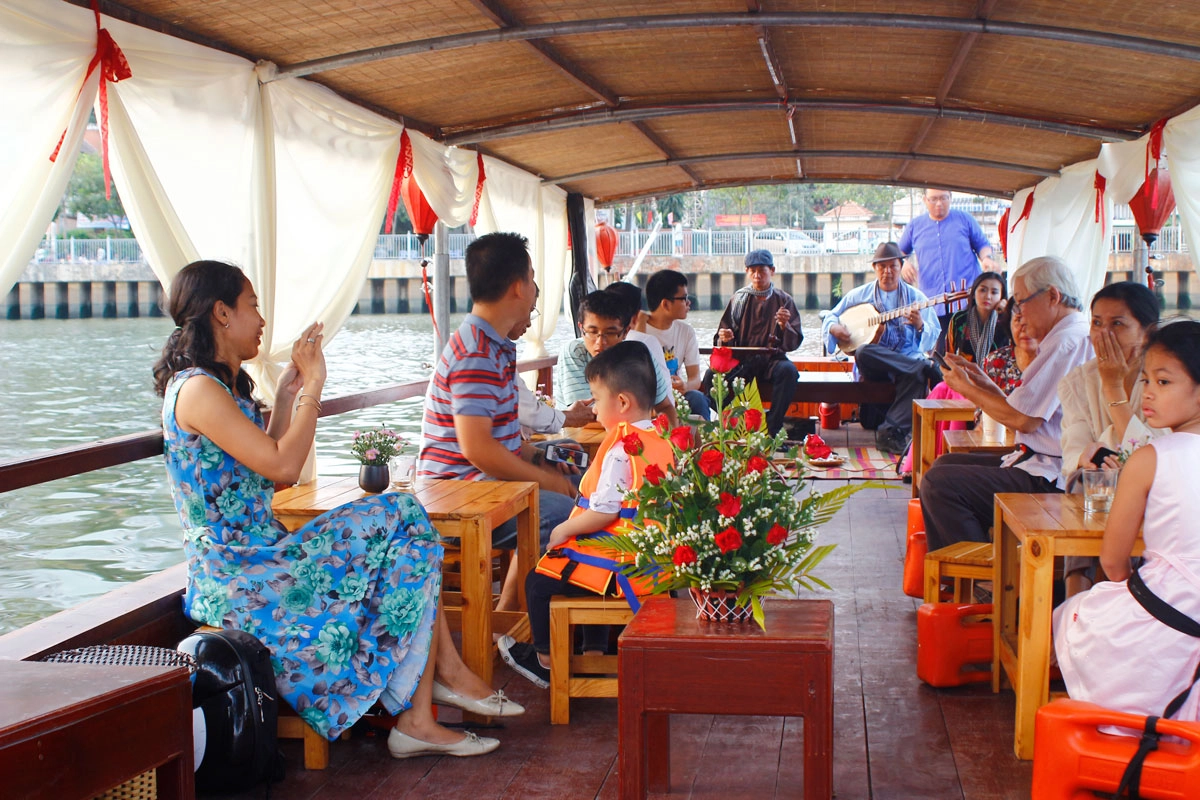 Nghe Đờn ca tài tử trên sông Hậu