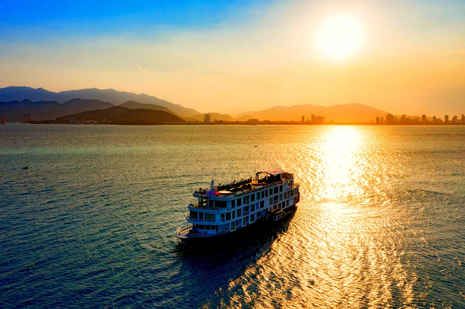 Du thuyền hoàng hôn Vịnh Nha Trang