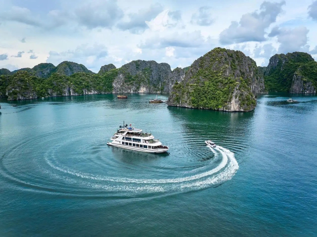 Du thuyền khám phá Vịnh Lan Hạ