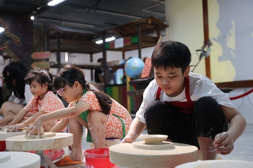 Làm gốm tại Bát Tràng