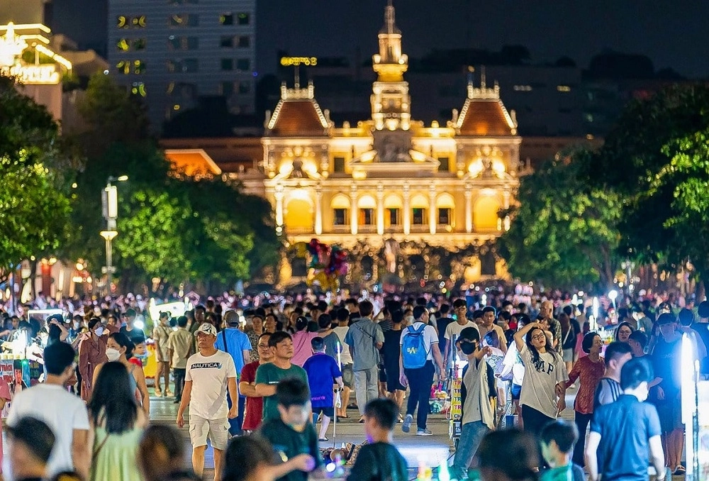 Dạo quanh phố đi bộ Nguyễn Huệ