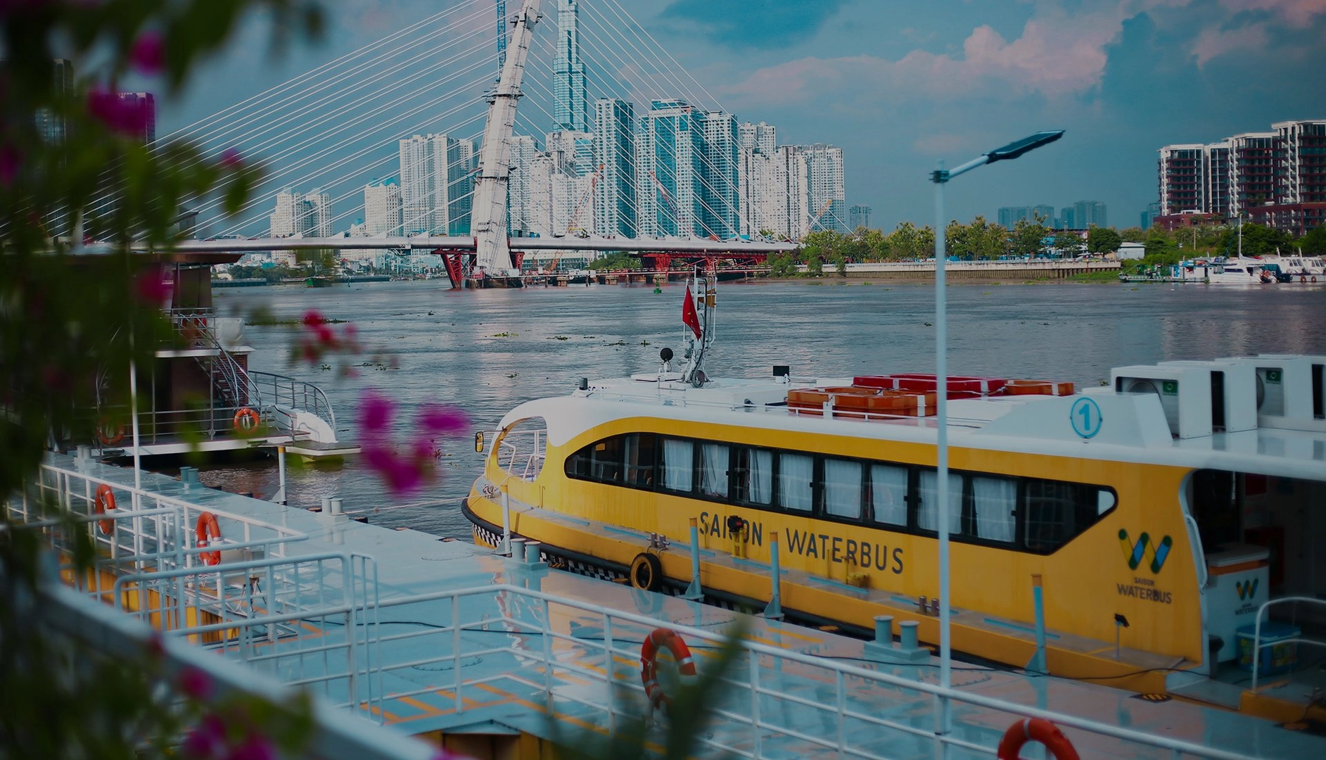 Trải nghiệm xe buýt trên sông - Saigon Waterbus