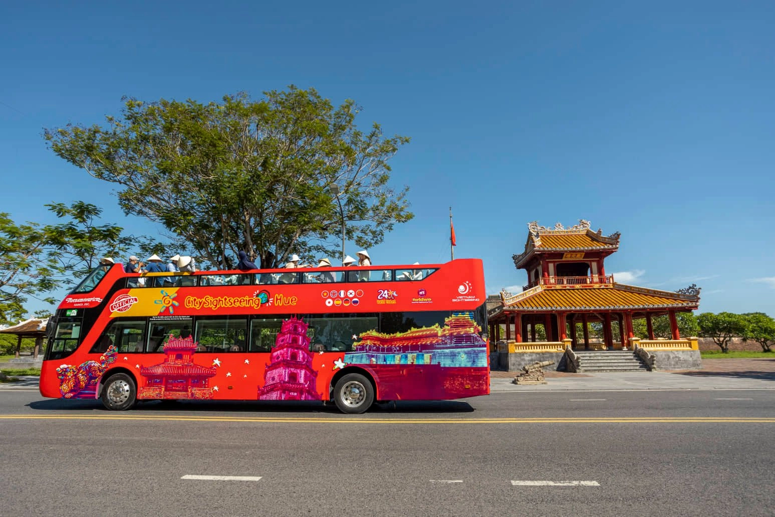 Khám phá Huế trên xe buýt 2 tầng