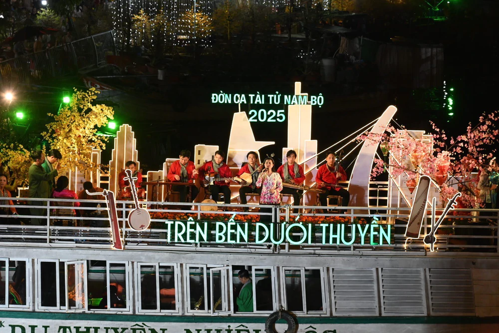 Chợ hoa xuân "Trên bến, dưới thuyền" TP Hồ Chí Minh