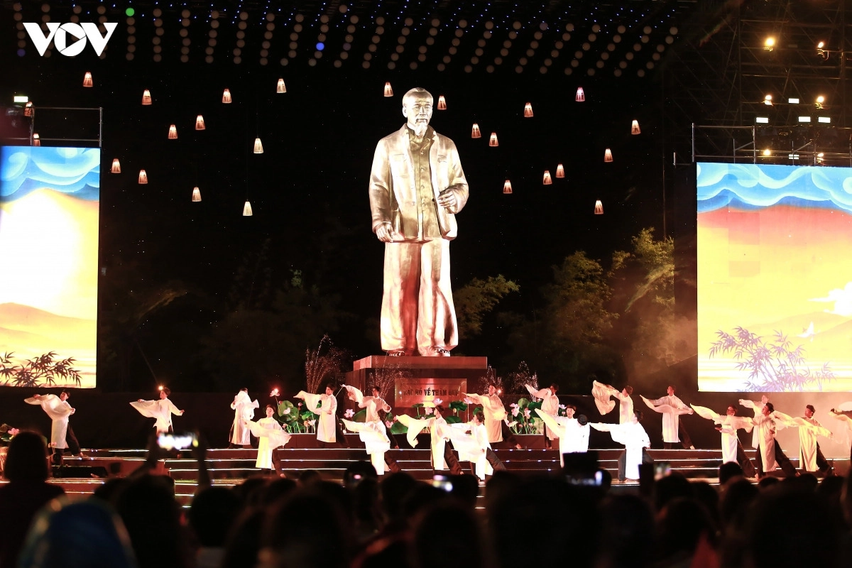 Lễ hội Làng Sen