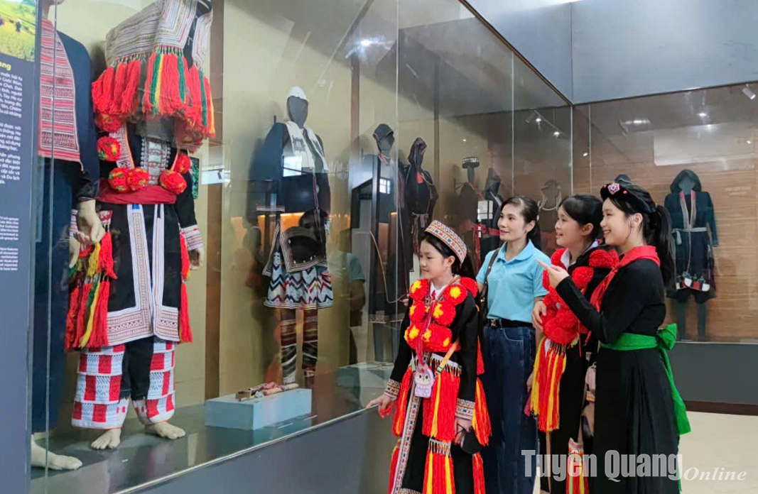 Trưng bày “Tuyên Quang – Những dấu ấn lịch sử”