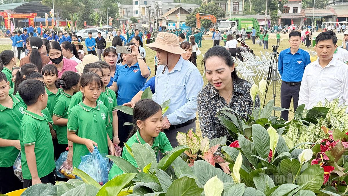 Ngày hội "Đổi rác thải nhựa lấy cây xanh"