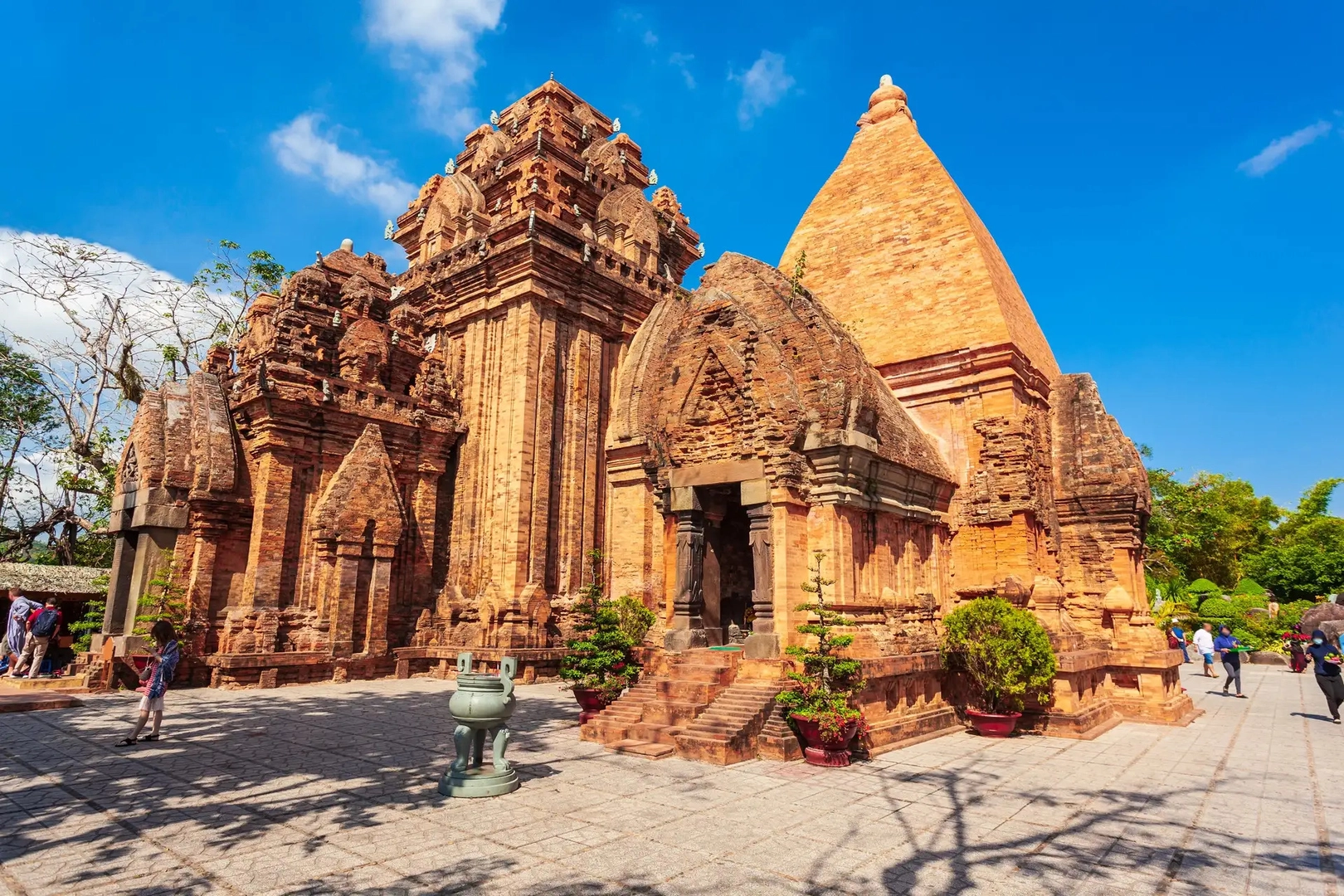 Chiêm bái di tích kiến trúc Tháp Bà Ponagar