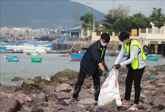 Chiến dịch tình nguyện “Biển Nha Trang xanh”