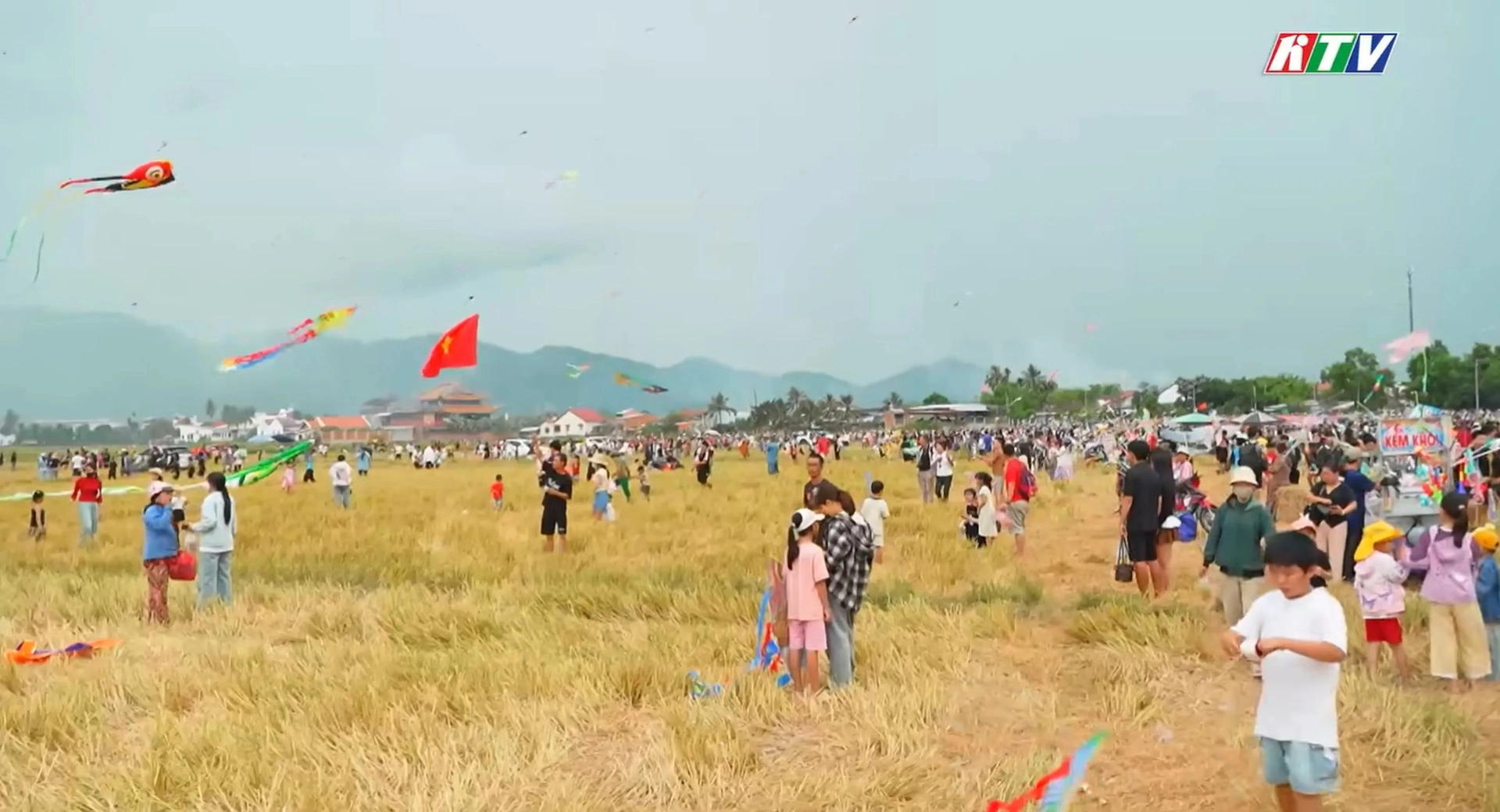 Lễ hội Thả diều nghệ thuật “Cánh diều tuổi thơ”