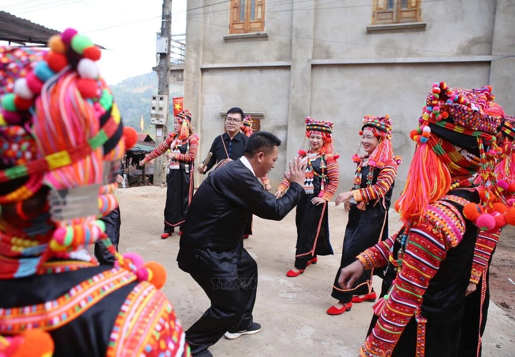 Khám phá nghệ thuật Xòe của người Hà Nhì
