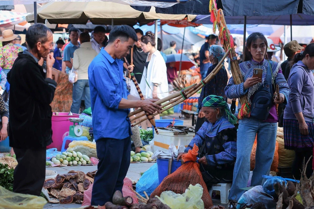 Trải nghiệm văn hóa Mông – Sắc màu chợ phiên Bắc Hà