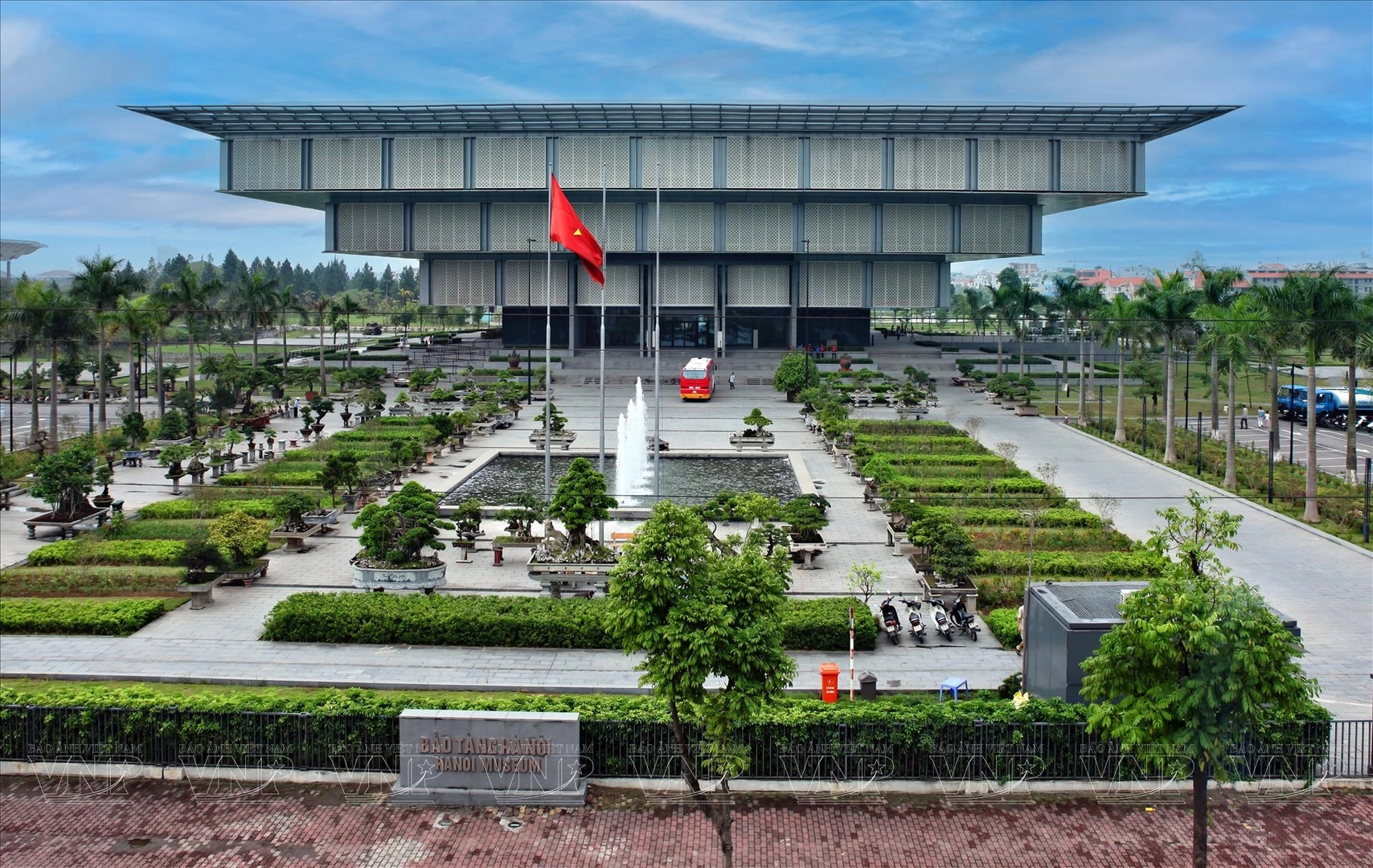 Tham quan Bảo tàng Hà Nội