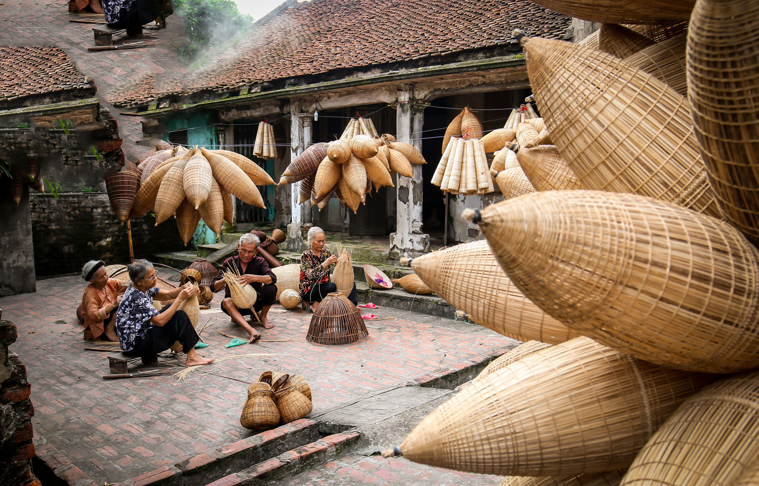 Không gian trưng bày hoa, cây cảnh và sản phẩm làng nghề Hưng Yên