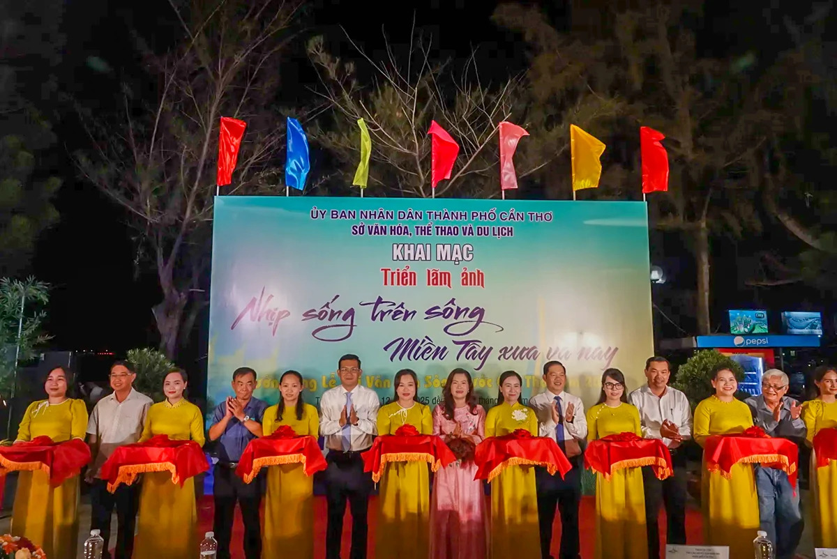 Triển lãm ảnh “Nhịp sống trên sông – Miền Tây xưa và nay”