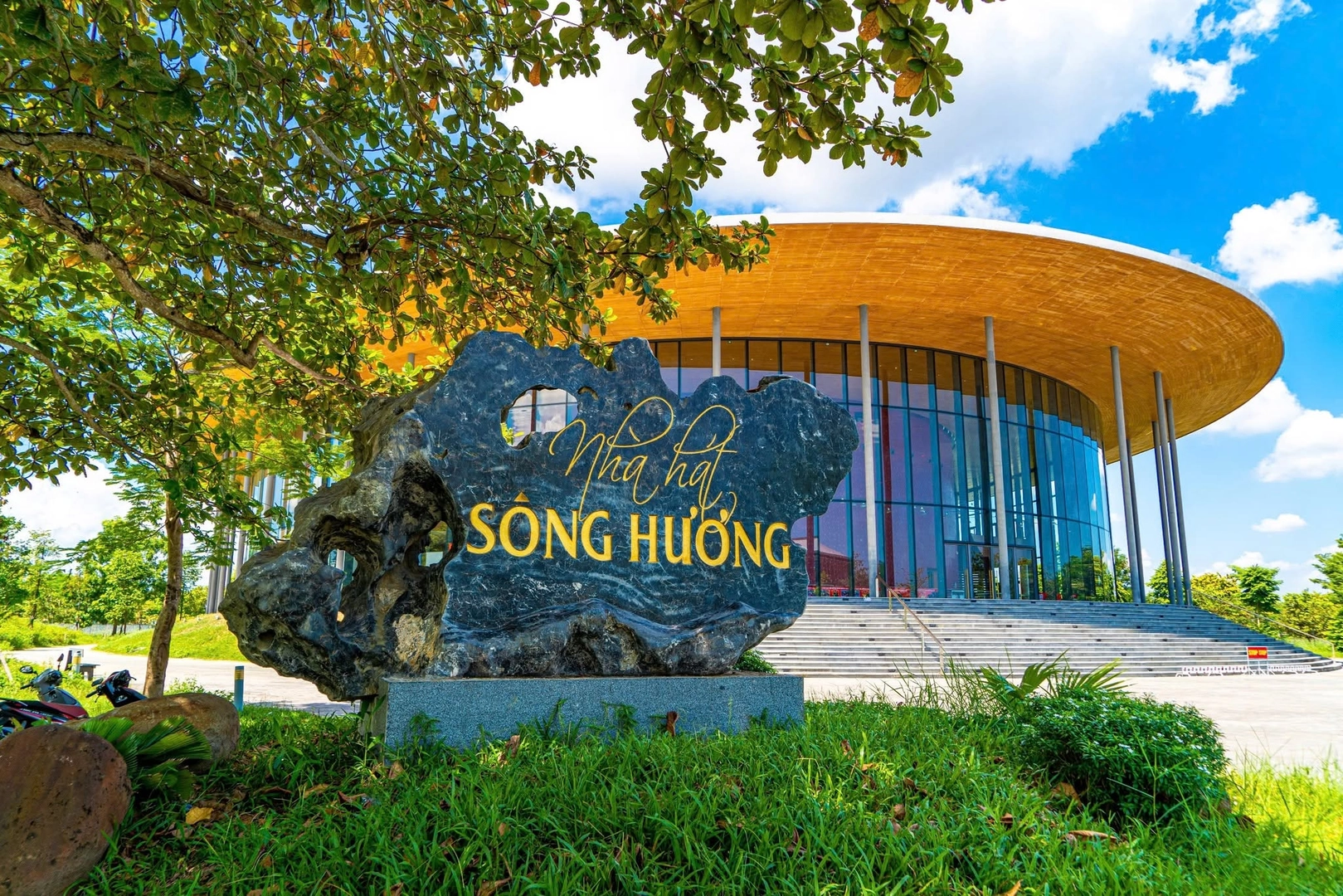 Chương trình nghệ thuật “Huế – Dòng chảy di sản”