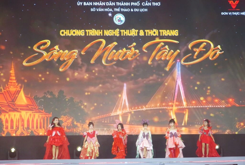Chương trình nghệ thuật và thời trang “Sông nước Tây Đô”