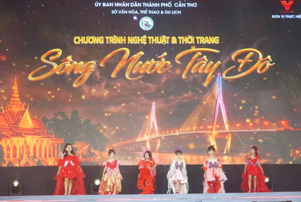 Chương trình nghệ thuật và thời trang “Sông nước Tây Đô”
