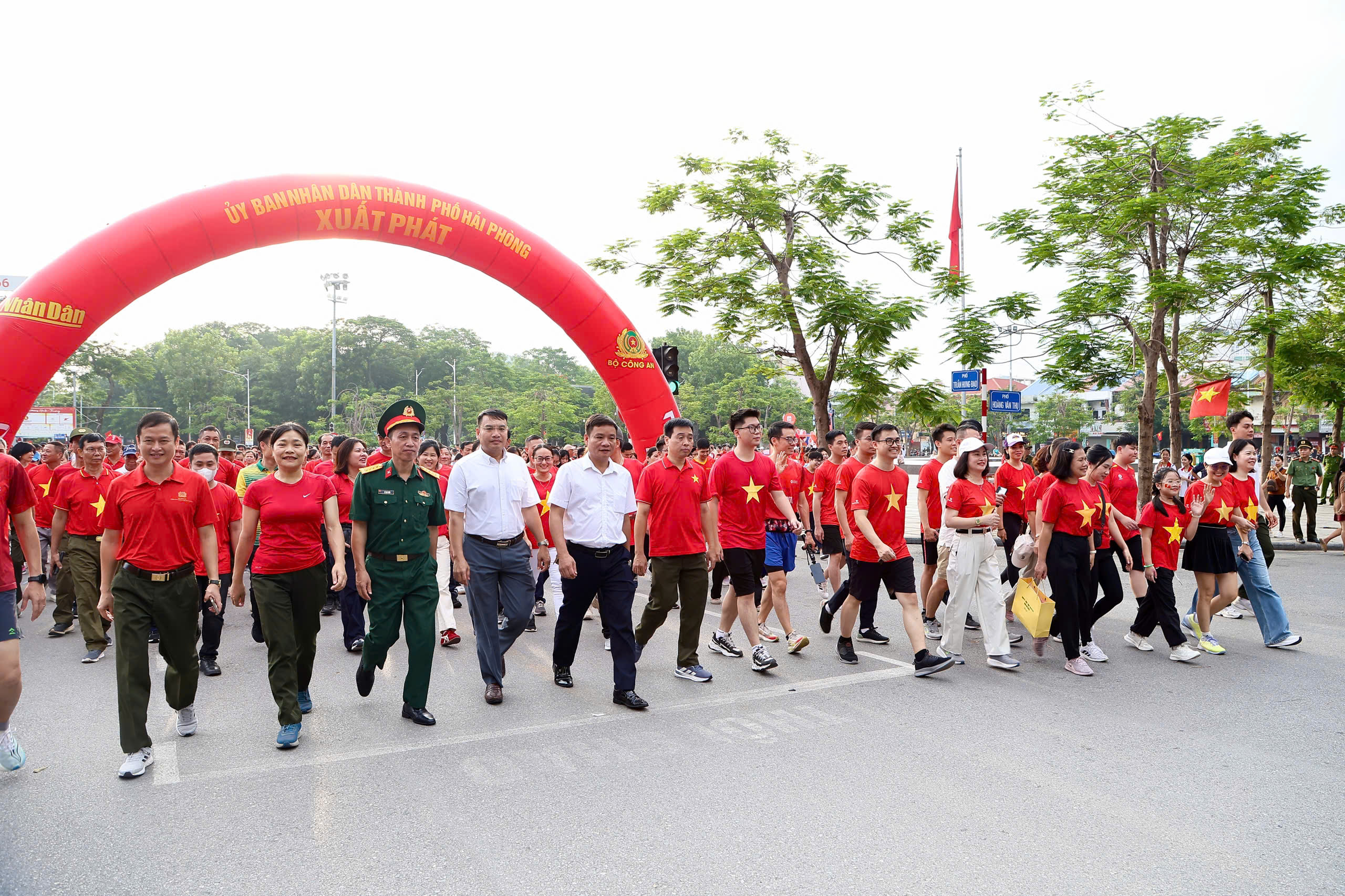 Chương trình đi bộ “Cùng Việt Nam tiến bước”