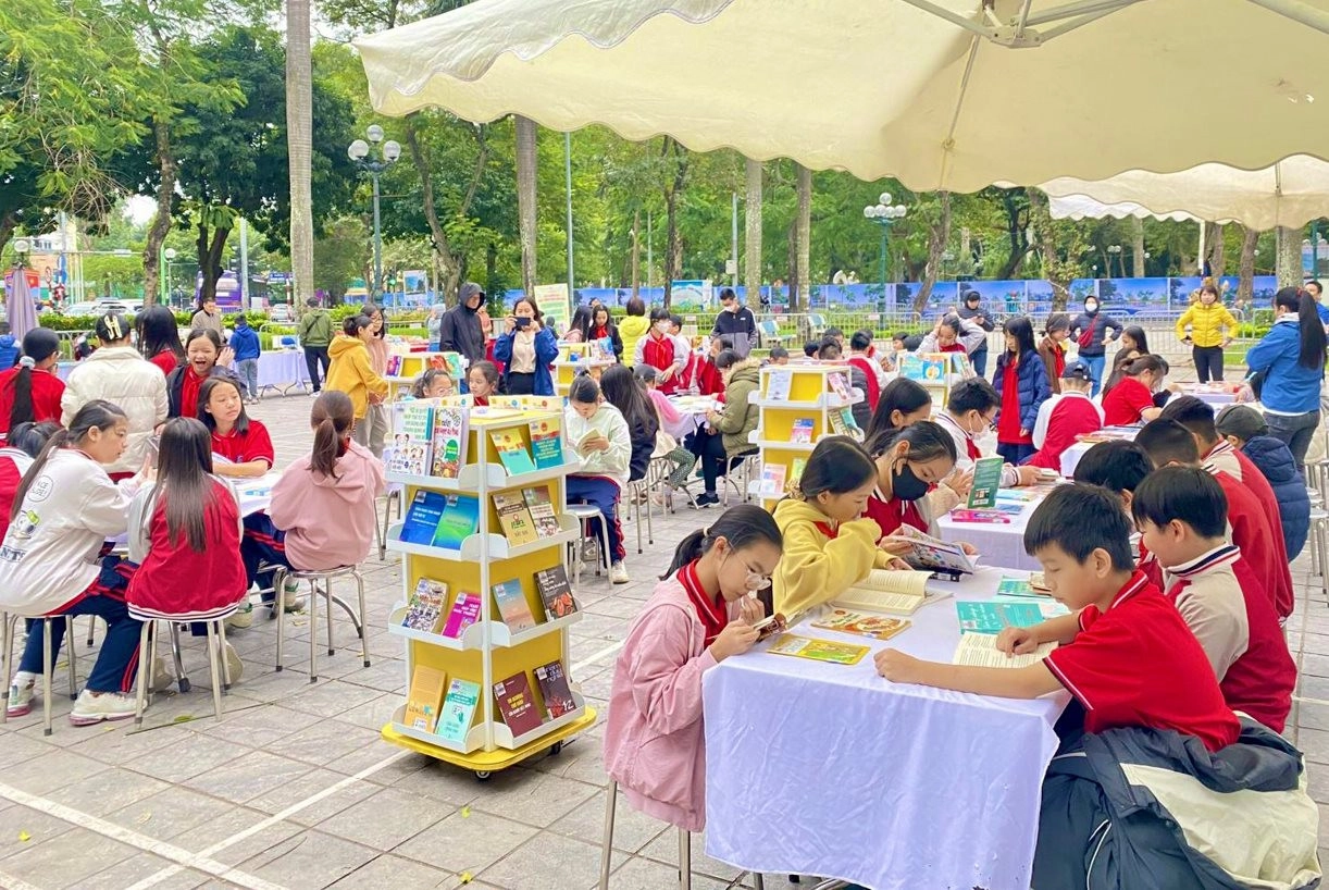 Trưng bày “Tuyên Quang qua những trang sách”