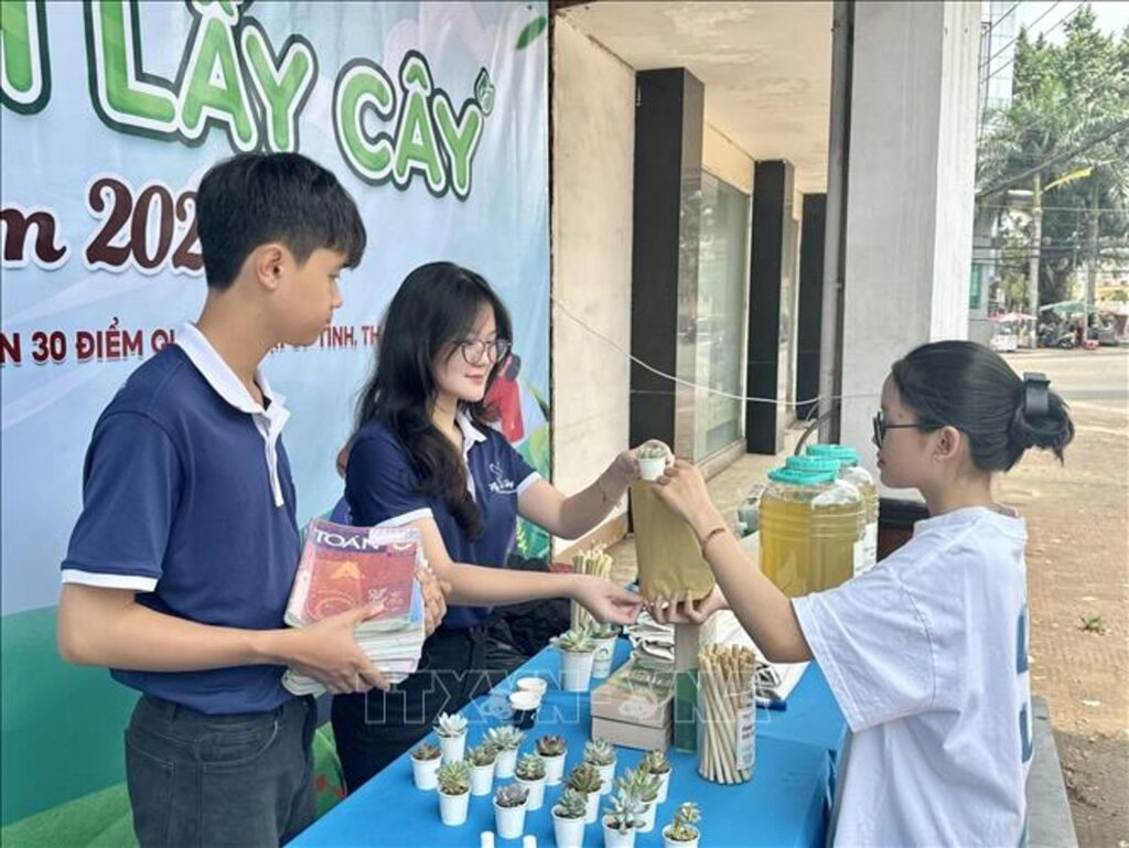 Không gian văn hóa đọc và Đổi sách lấy cây xanh