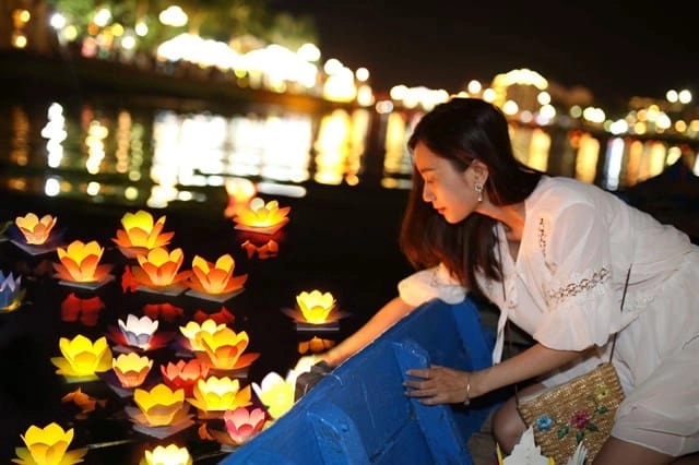 Đêm hội thả hoa đăng cầu quốc thái dân an