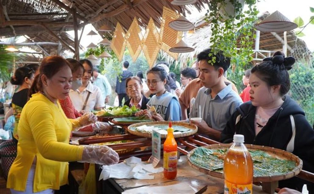 Chợ quê Đất Sen hồng
