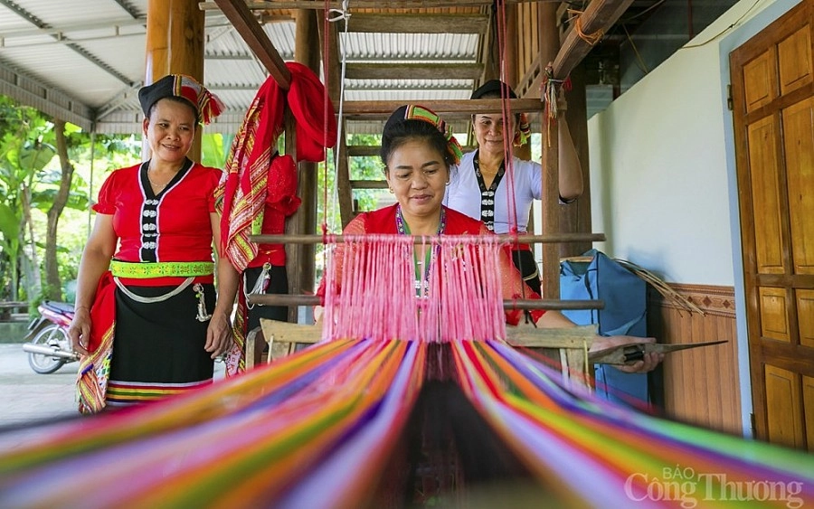 Trải nghiệm nghề dệt thổ cẩm Thái – Từ sợi chỉ đến hoa văn
