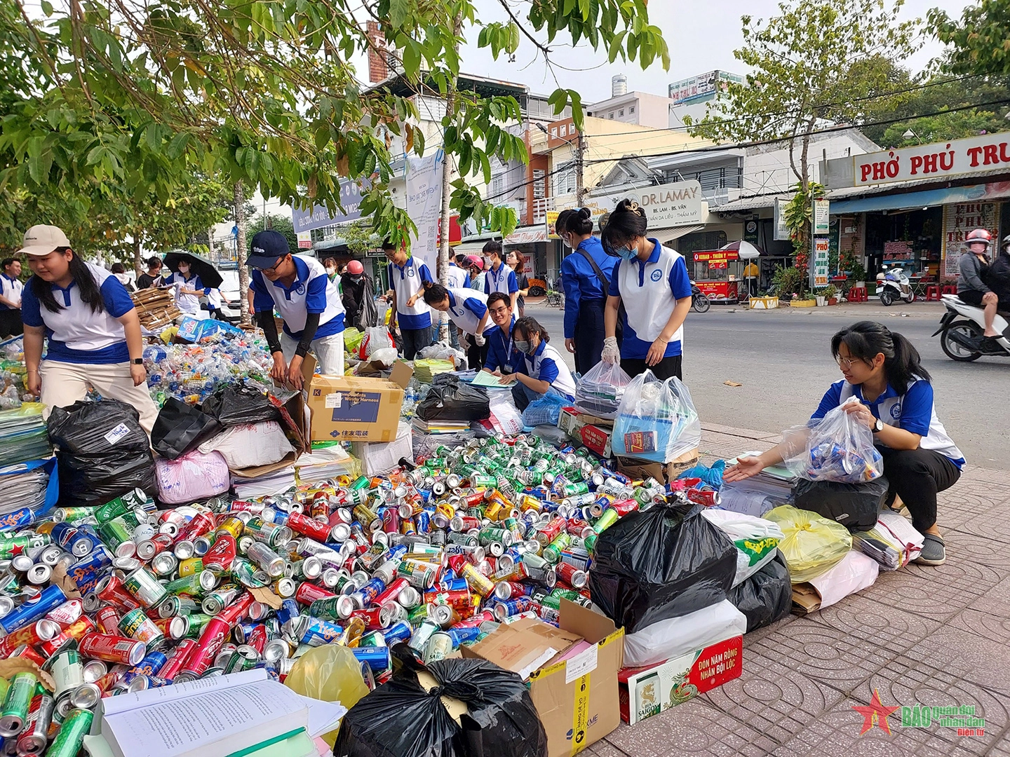 Hoạt động "Đổi rác tái chế lấy cây xanh và sách"