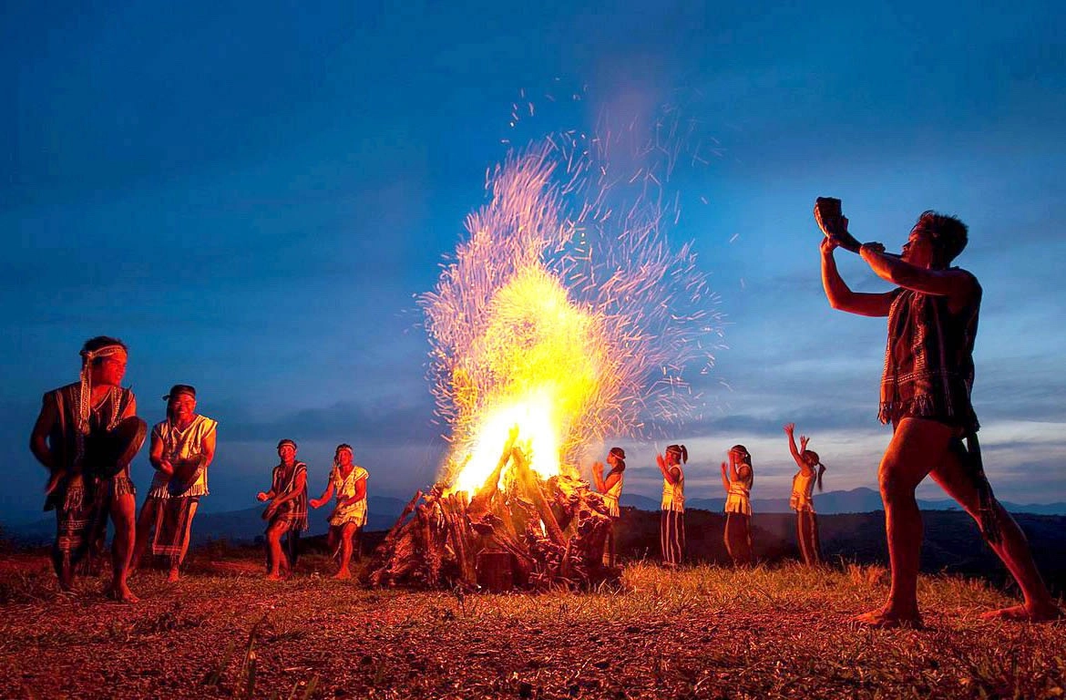 Sinh hoạt lửa trại "Vòng xoang đại đoàn kết"