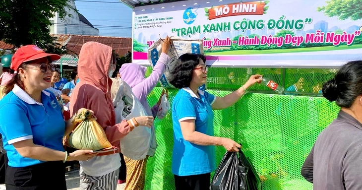 Ngày hội "Đổi rác tái chế lấy cây xanh và bánh tráng"