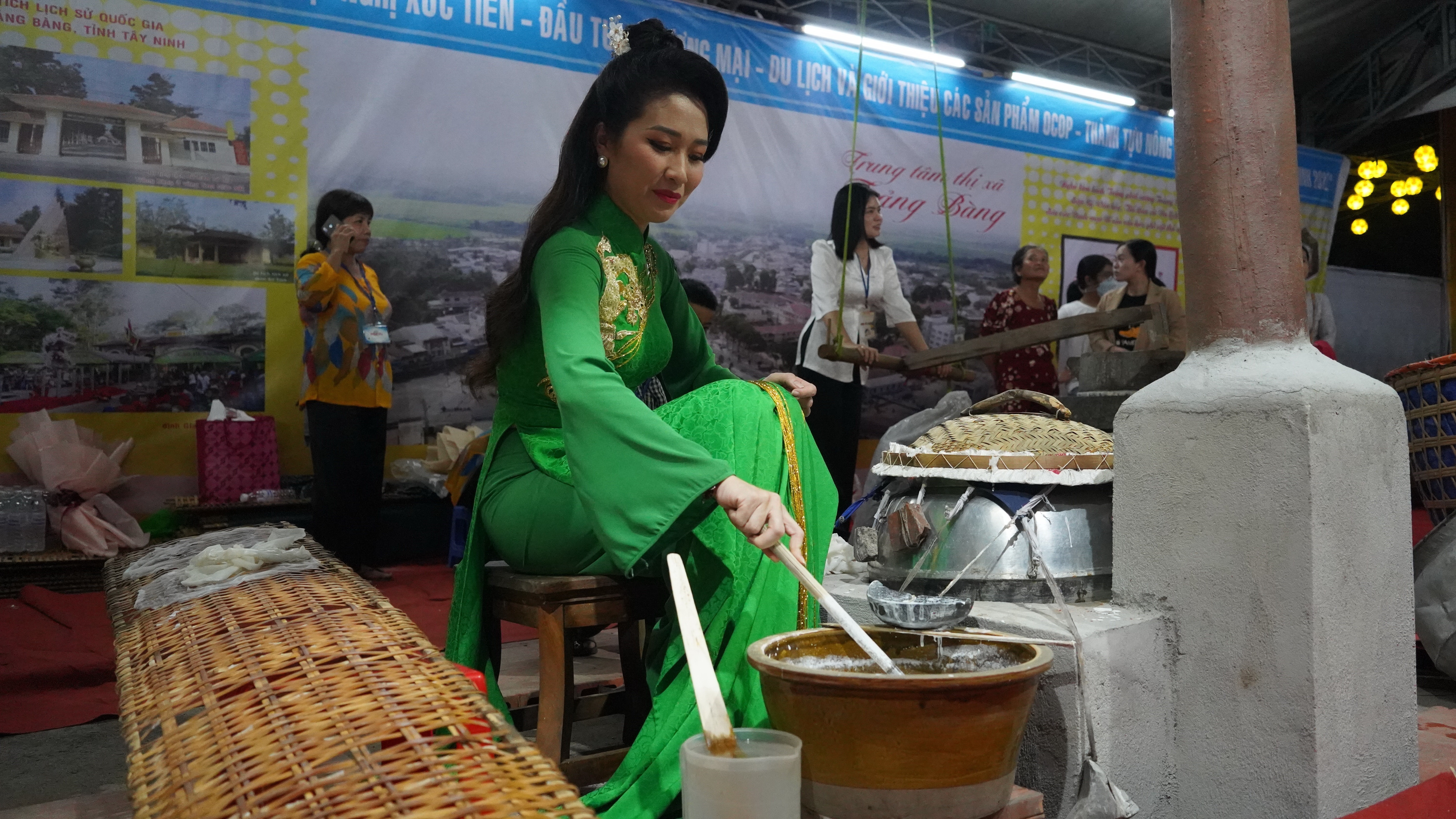 Triển lãm Nông sản OCOP và Đặc sản Bánh tráng phơi sương