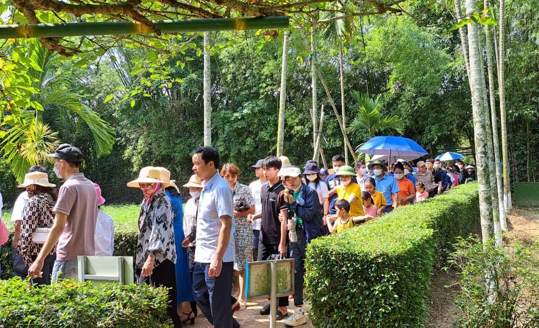 Về nguồn tại Khu di tích Kim Liên