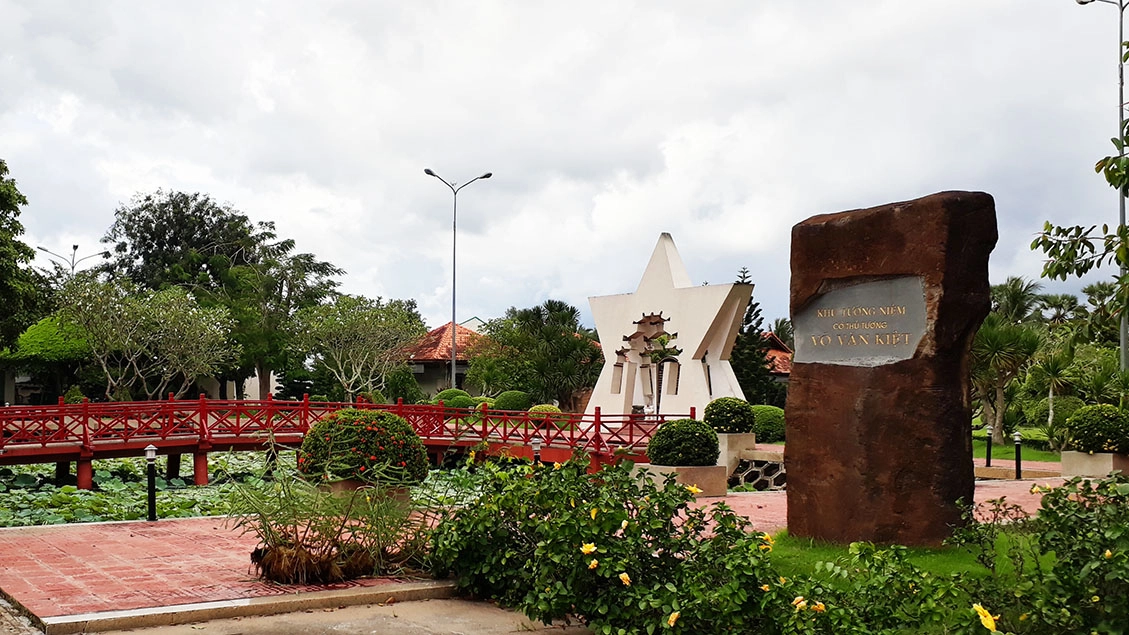 Tham quan Khu lưu niệm Thủ tướng Chính phủ Võ Văn Kiệt