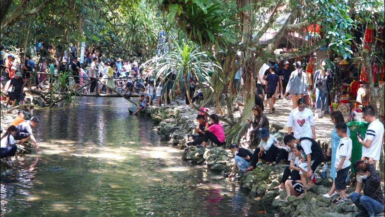 Trải nghiệm văn hóa tại Suối Cá thần Cẩm Lương